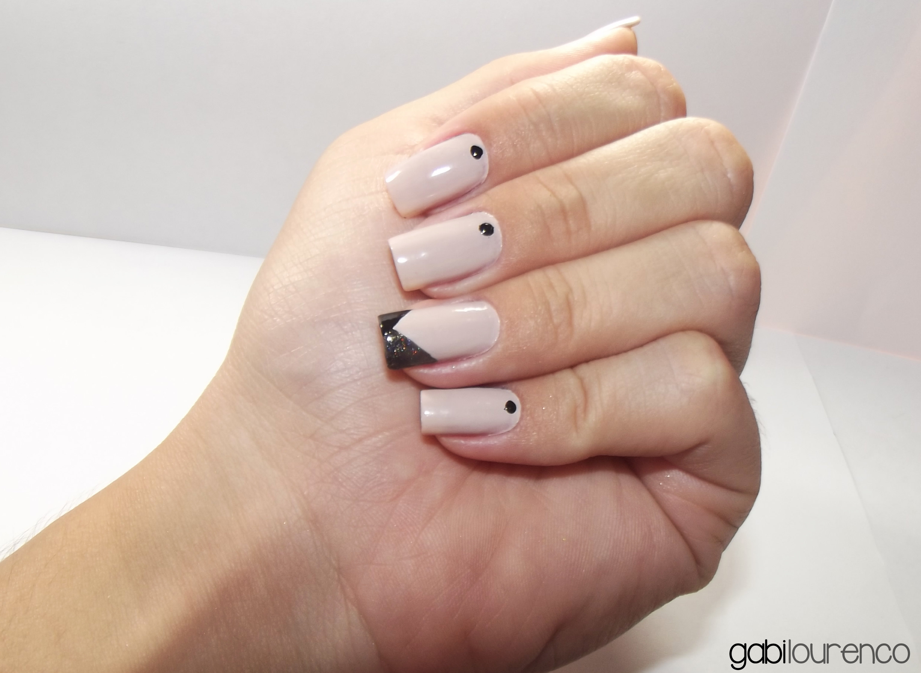 ideias de unhas nude com preto para festas
