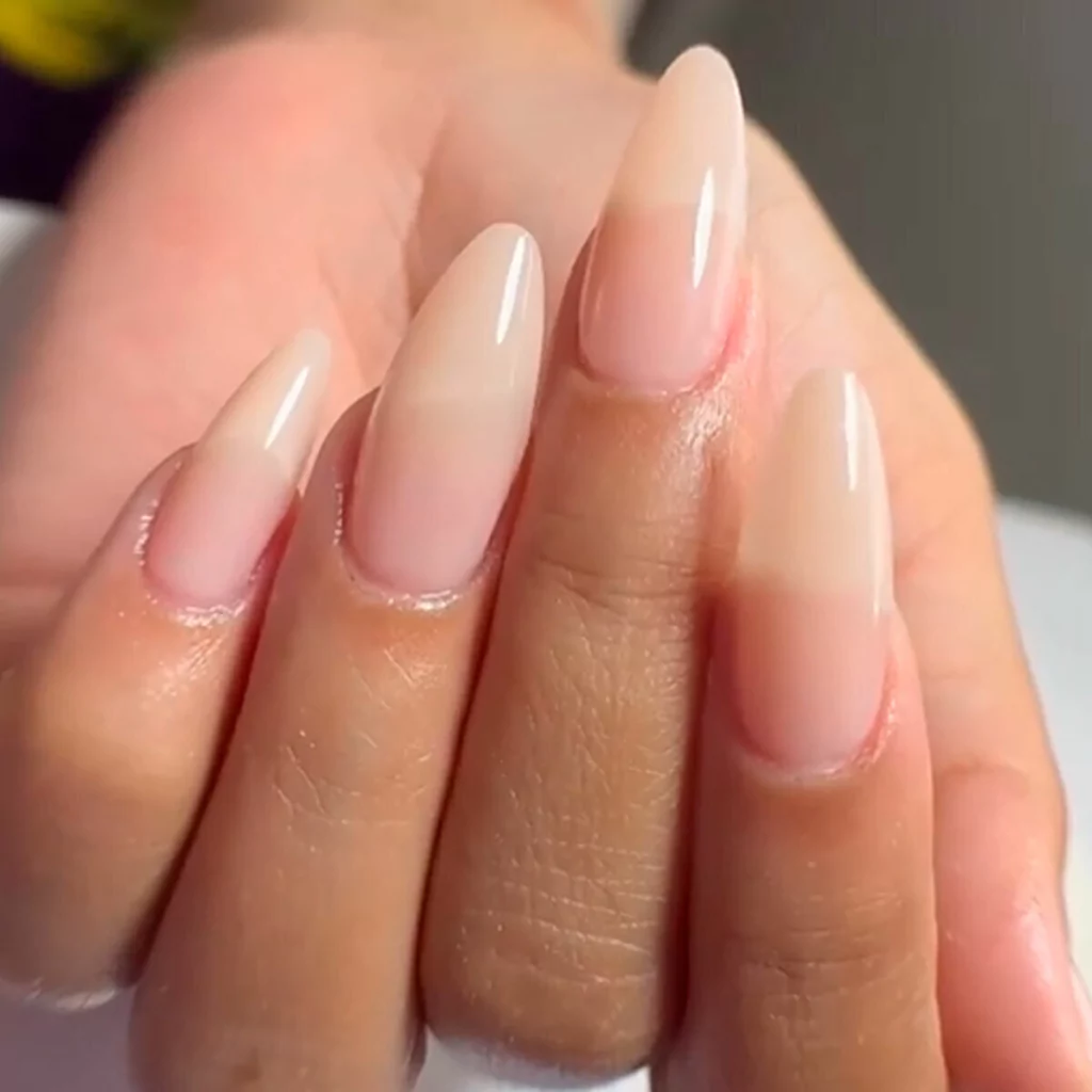 Unhas delicadas e elegantes nude