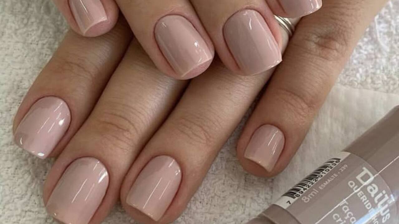Minimalista amendoada em gel nude