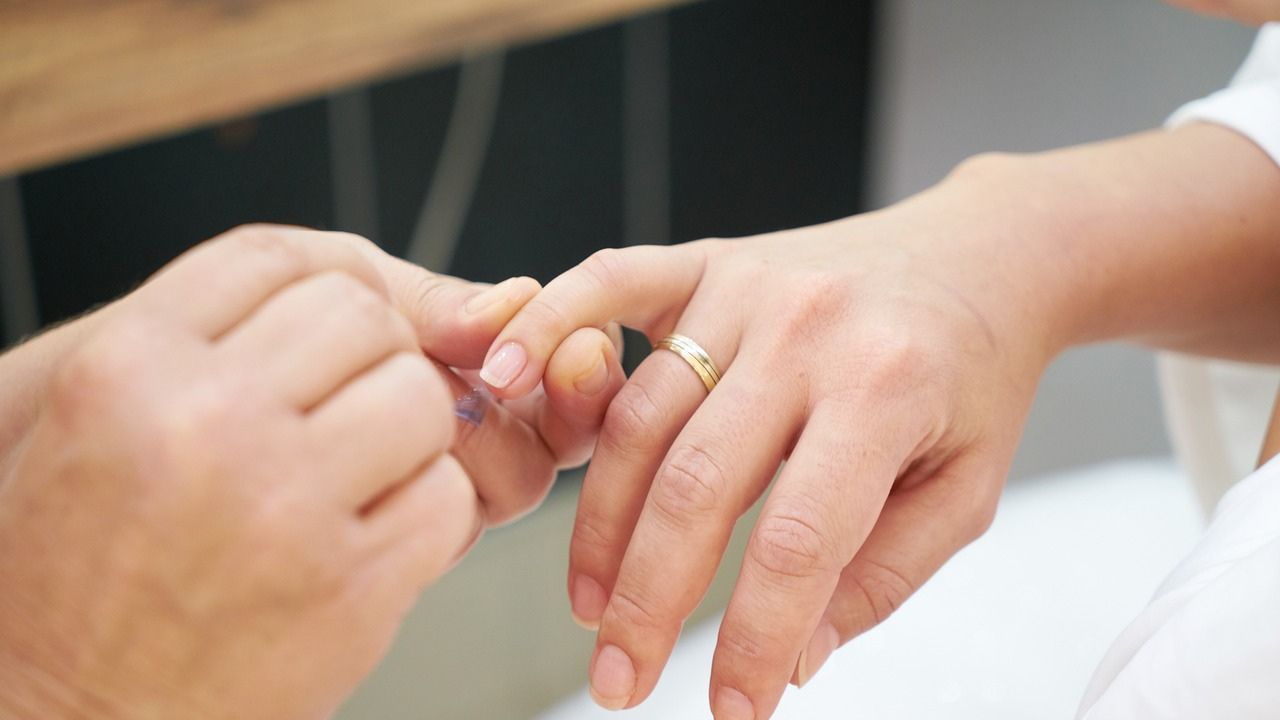 como nivelar a superfície da unha ondulada