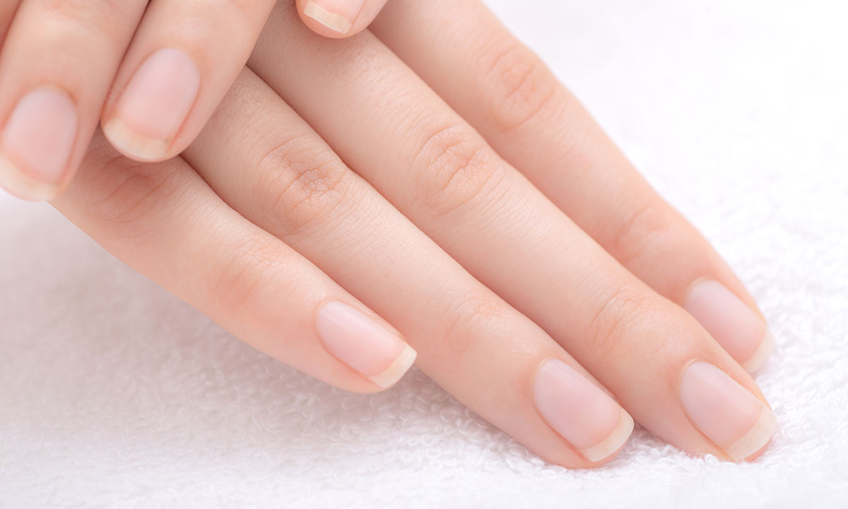 unhas onduladas e quebradiças