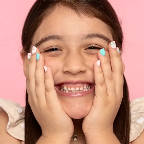 Esmaltes e Unhas Postiças: O Que é Seguro para Crianças de 11 Anos?