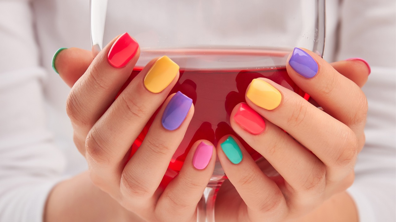 Bandeirinhas e Mais: As Unhas que Vão Bombar na Festa Junina
5. Unhas Juninas Sofisticadas: Mix de Cores e Estilos para 2026