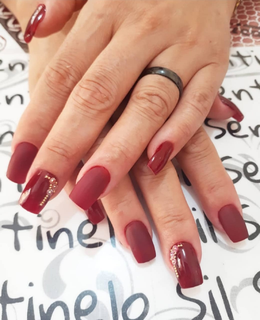 Formatos de unhas: amendoado vs. oval para as festas