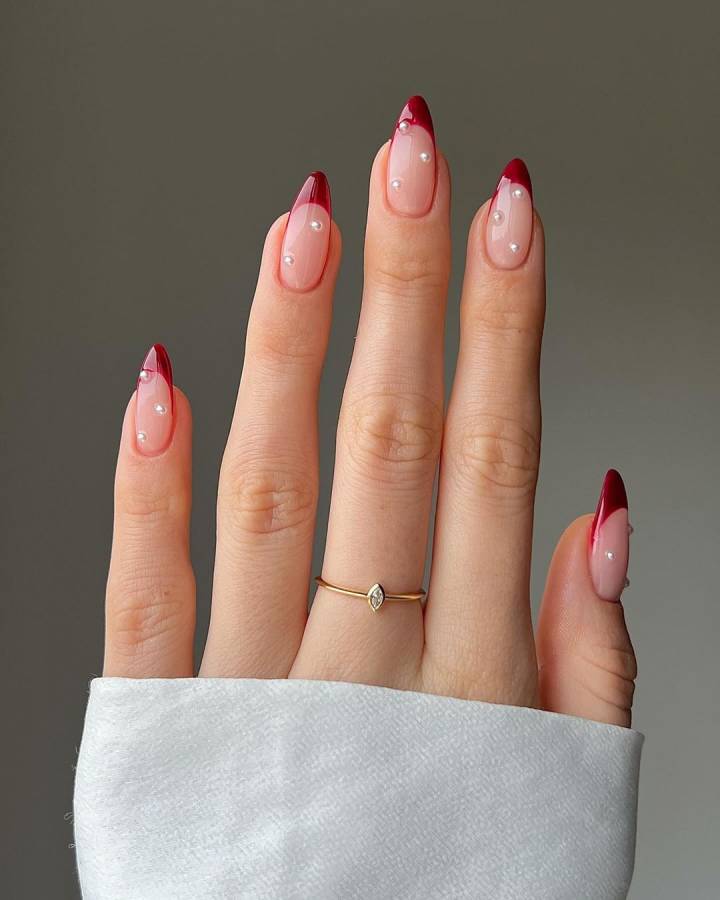 unhas vermelhas com glitter dourado