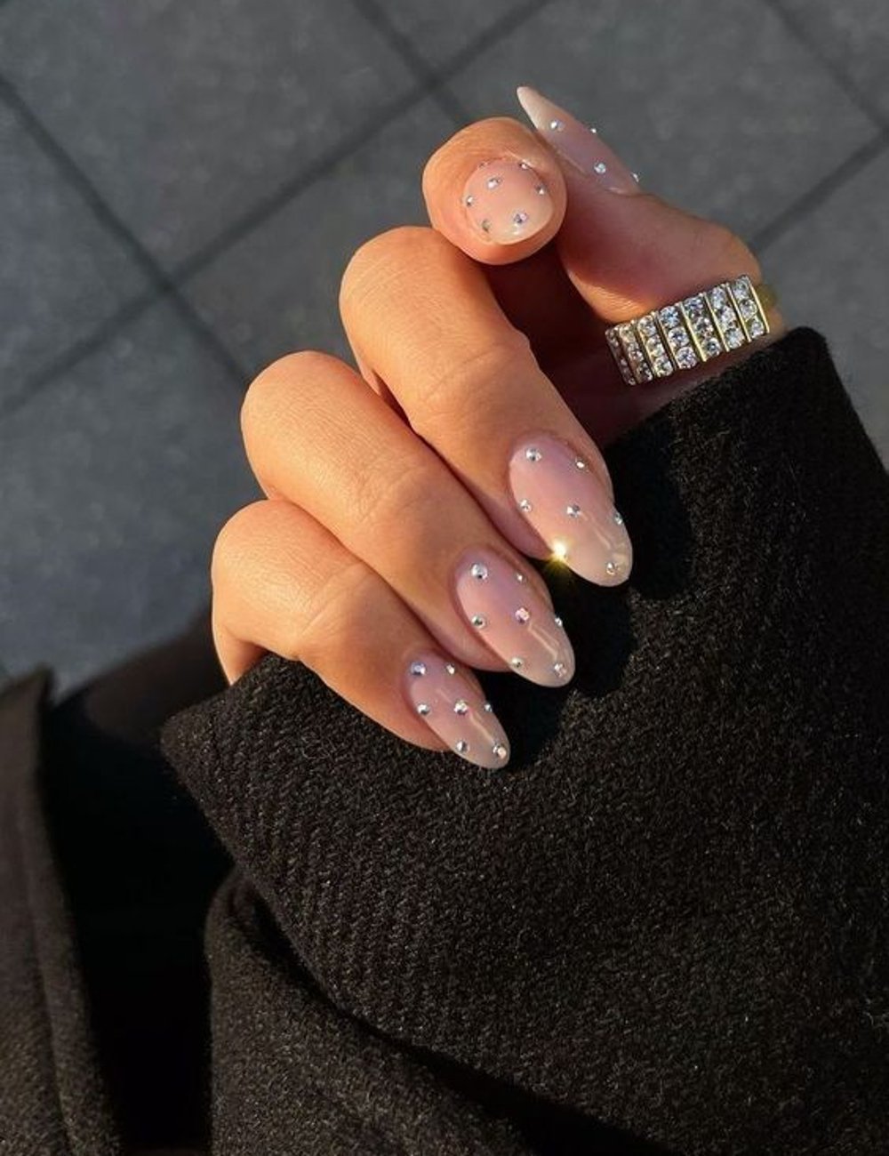 unhas metalizadas douradas