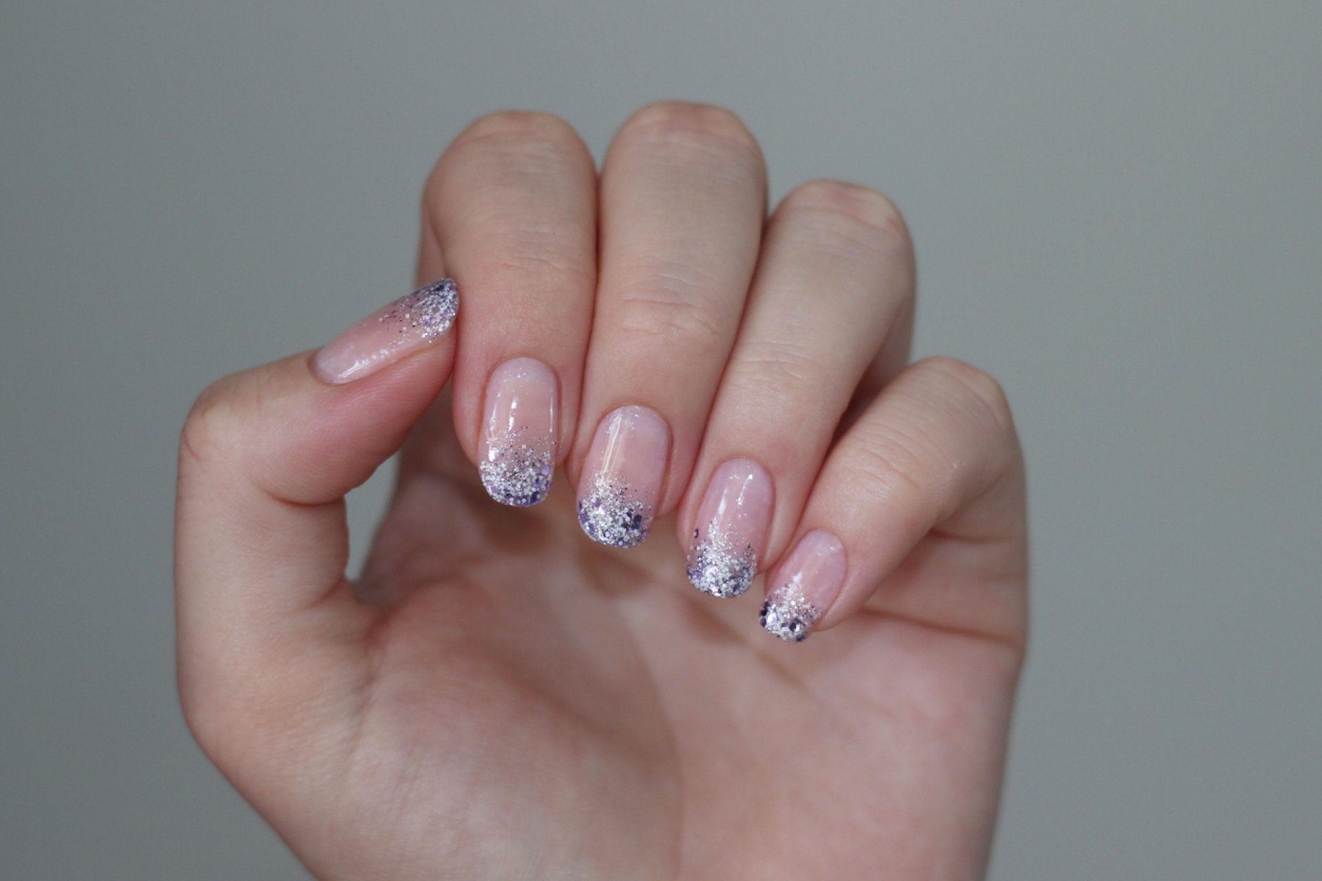 unha nude com glitter