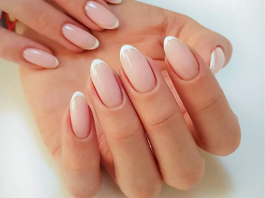 'Decoração de Unhas para Noivas: Pedrarias e Brilhos em Destaque'