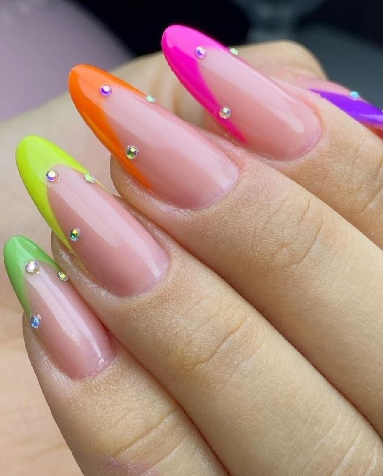 Unhas metalizadas: tendência de brilho para o Carnaval