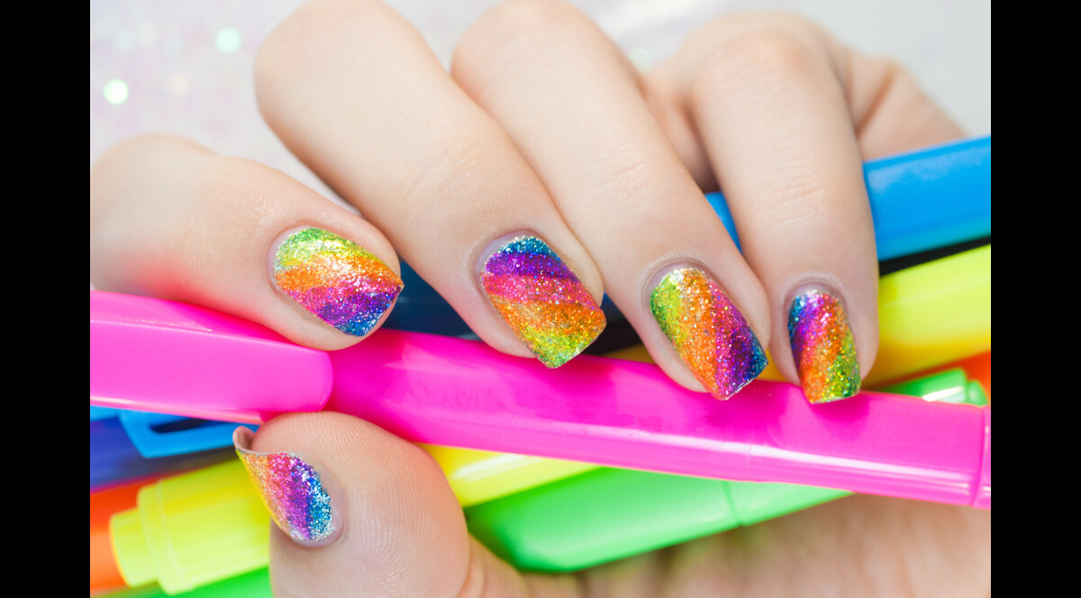 Ideias de nail art com glitter para um Carnaval inesquecível