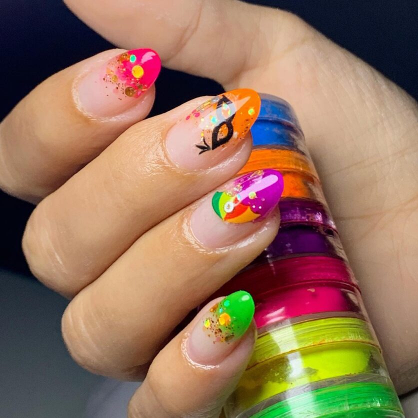 Unhas metalizadas: tendência de brilho para o Carnaval