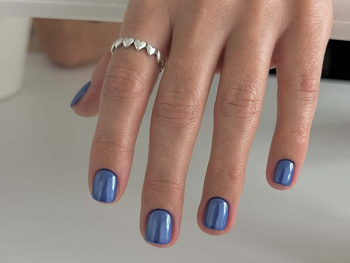 5 ideias de títulos: 1. Unhas para o Réveillon 2026: As Cores que Atraem Boas Energias. 2. Micro Francesinha e Glitter Ombré: Nail Art para Brilhar na Virada. 3. O Significado das Cores nas Unhas para o Ano Novo. 4. Formatos de Unhas que Vão Dominar o Réveillon 2026. 5. 