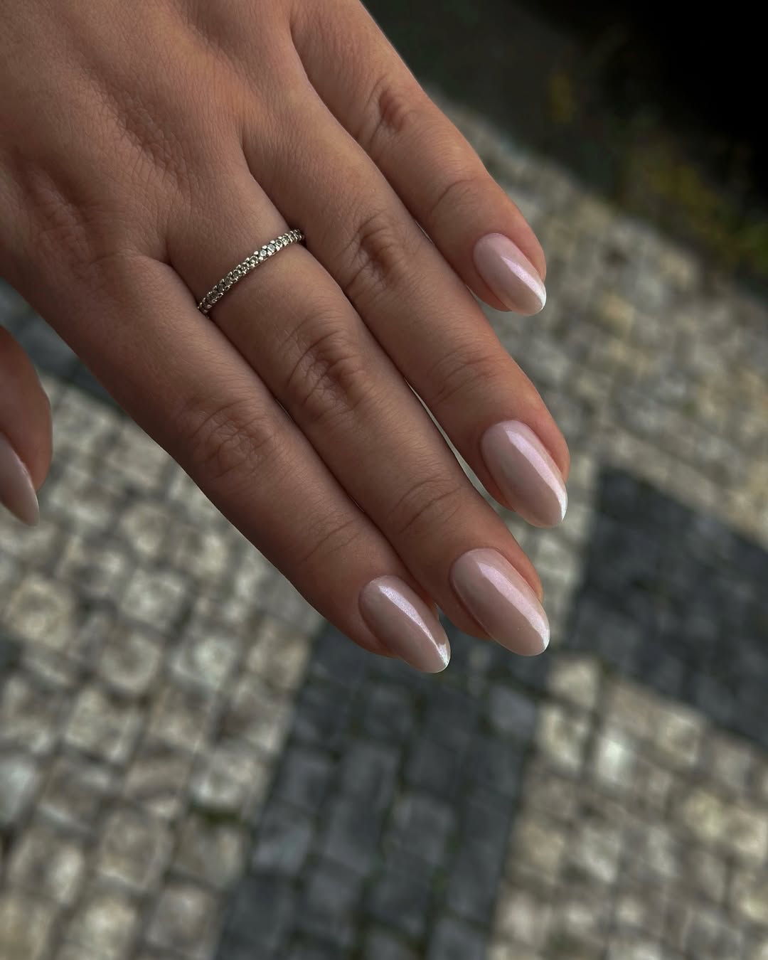 Pó Cromado vs. Esmalte Perolado: Qual a Melhor Técnica para Suas Unhas?