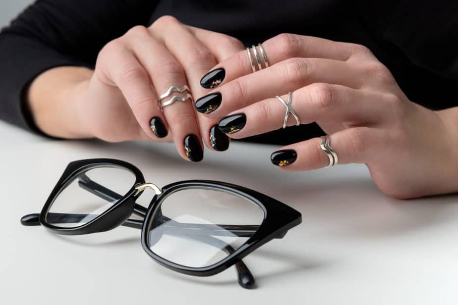 unha pintada de preto