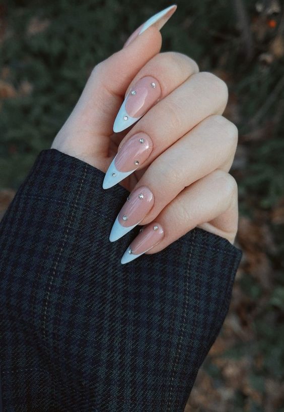 Guia Completo de Unhas Stiletto; Como Escolher o Formato de Unha Ideal; Decorações Incríveis para Unhas Pontudas; Alongamento de Unhas: Stiletto em Gel ou Fibra?; Mitos e Verdades sobre Unhas Stiletto.
