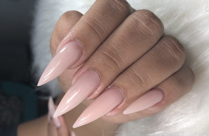 Guia Completo de Unhas Stiletto; Como Escolher o Formato de Unha Ideal; Decorações Incríveis para Unhas Pontudas; Alongamento de Unhas: Stiletto em Gel ou Fibra?; Mitos e Verdades sobre Unhas Stiletto.