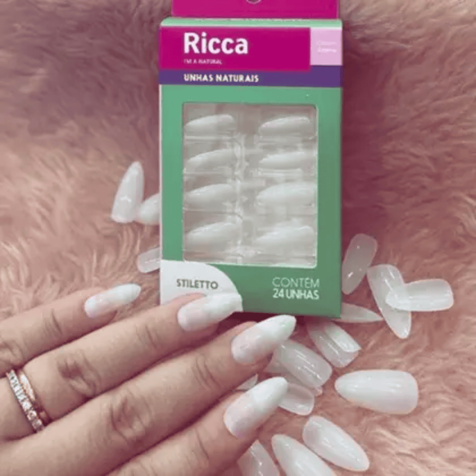 Erro Comum na Aplicação de Unhas Postiças: Evite e Faça Durar Mais