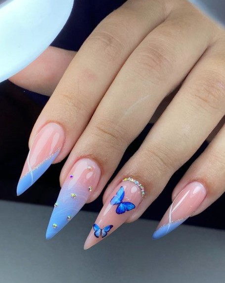 Unhas postiças com aplicações delicadas (strass, flores, linhas metálicas)