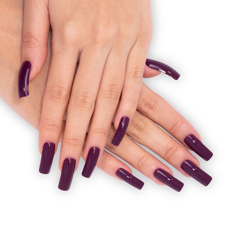 Unhas postiças com aplicações delicadas (strass, flores, linhas metálicas)