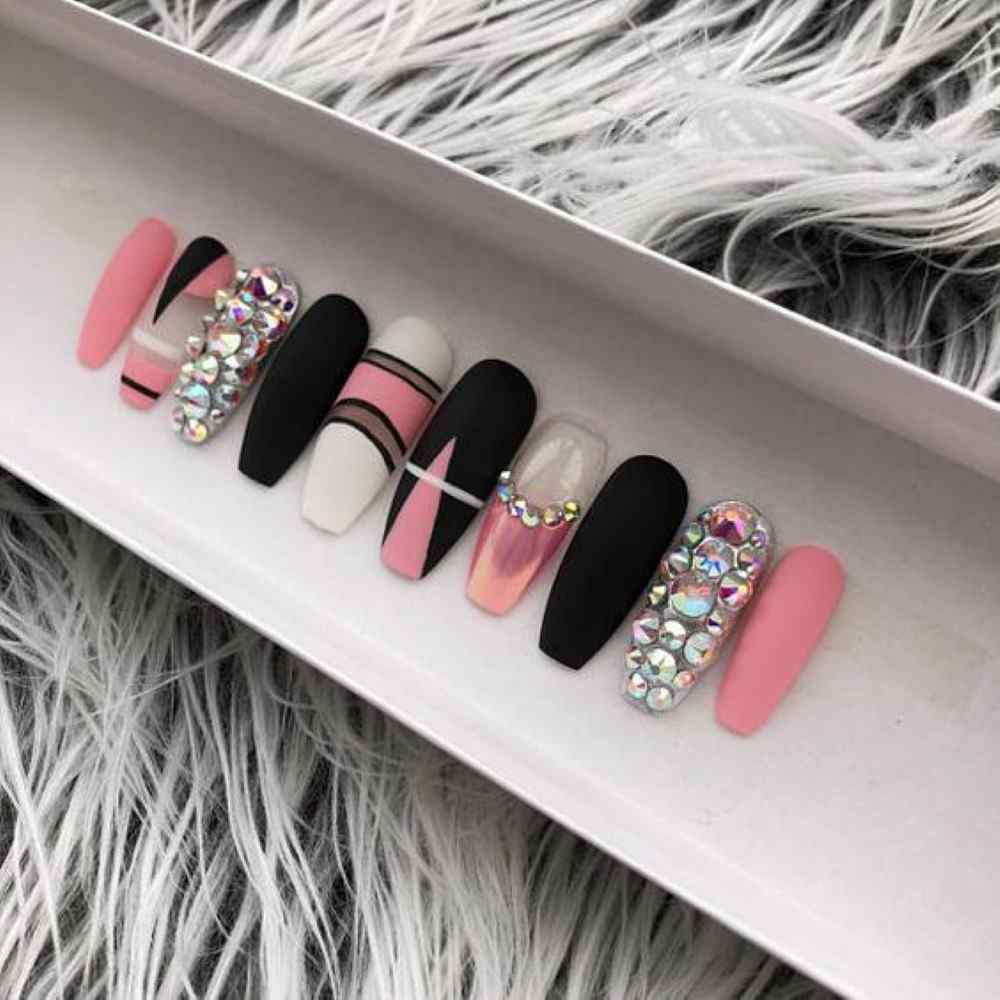 Elegância Silenciosa: As Cores de Unhas Postiças que Dominarão 2026