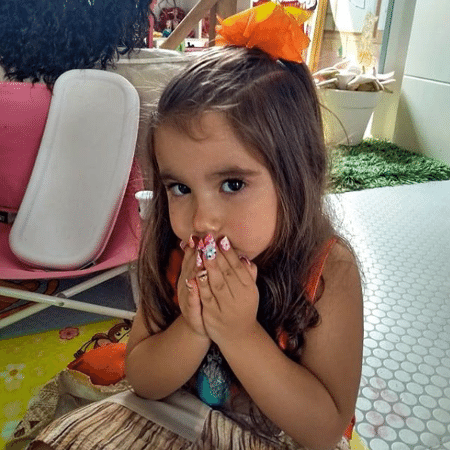 unha postiça infantil com adesivos