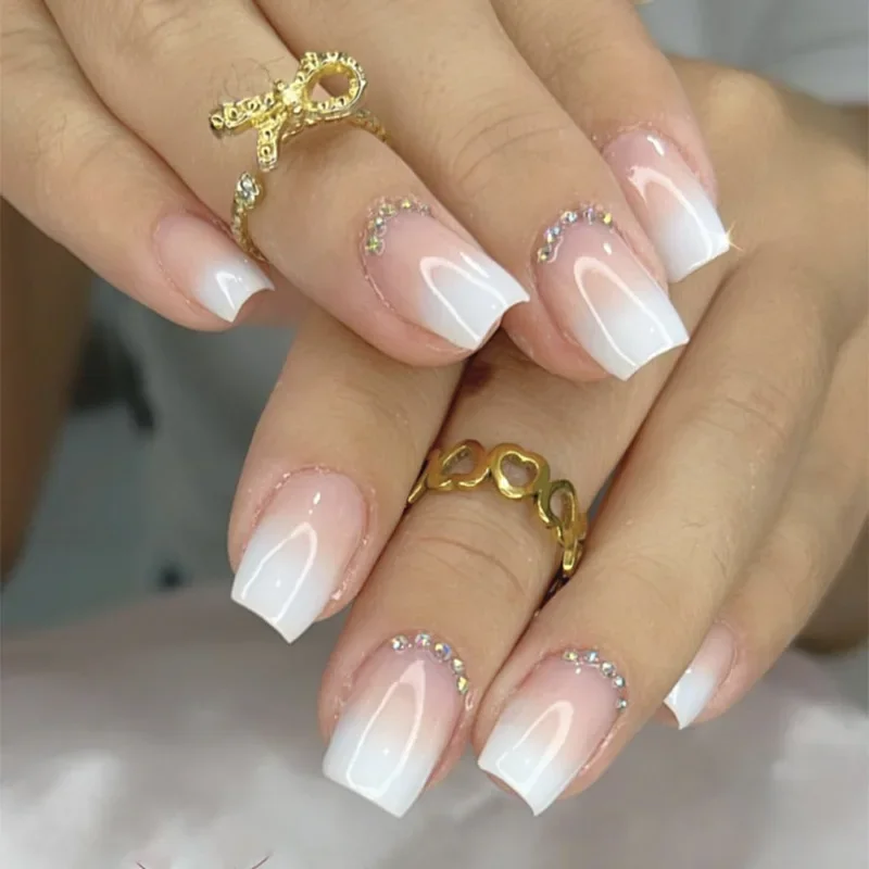 1. Como escolher o formato ideal de unhas postiças curtas.
2. Guia completo: Unhas postiças autocolantes vs. com cola.
3. Dicas de aplicação para um acabamento natural de unhas postiças.
4. Unhas postiças pequenas: Tendências e inspirações.
5. Onde comprar unhas postiças curtas de qualidade.