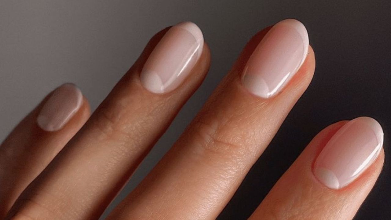 1. Como escolher o formato ideal de unhas postiças curtas.
2. Guia completo: Unhas postiças autocolantes vs. com cola.
3. Dicas de aplicação para um acabamento natural de unhas postiças.
4. Unhas postiças pequenas: Tendências e inspirações.
5. Onde comprar unhas postiças curtas de qualidade.