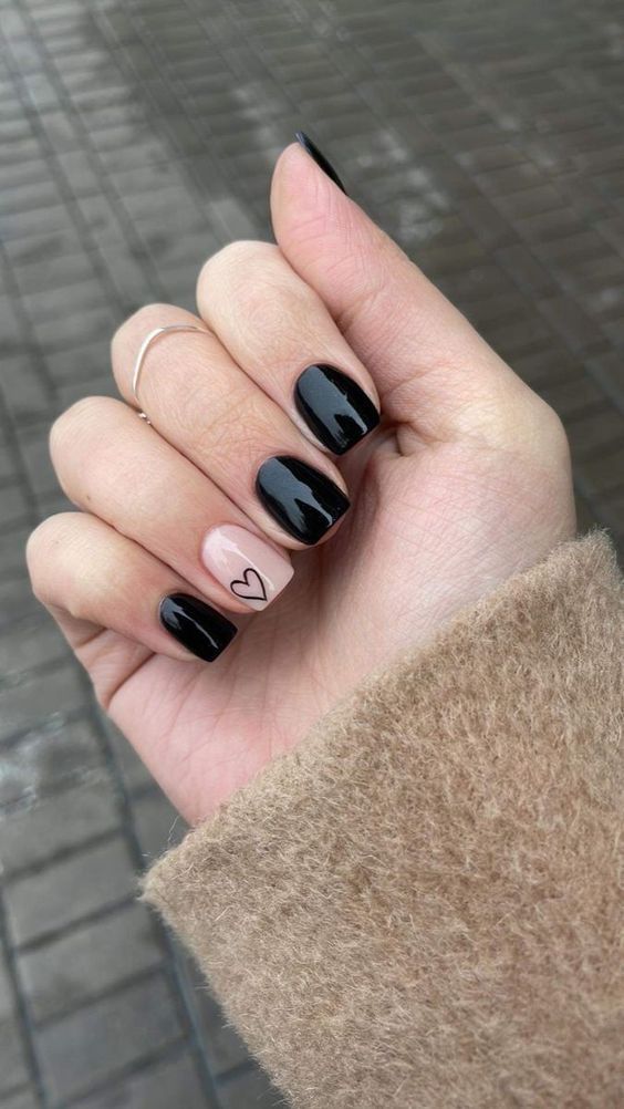 unha postiça preta com glitter decorada