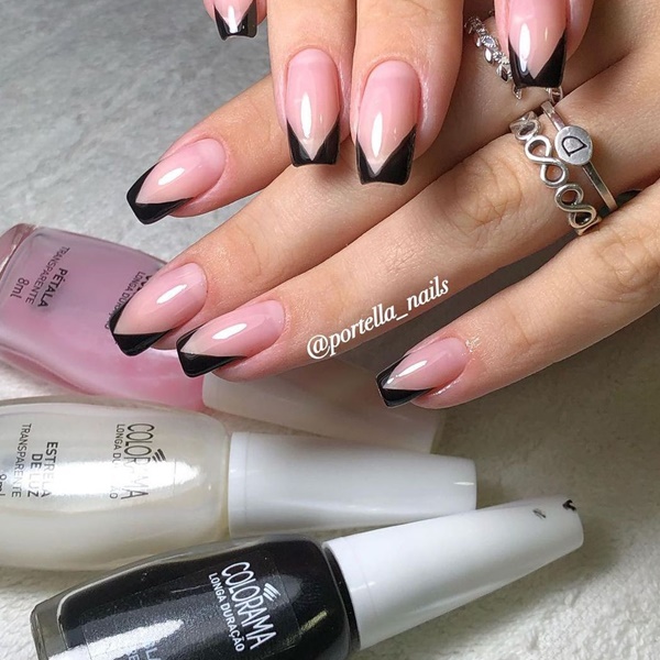 unha postiça preta com glitter decorada