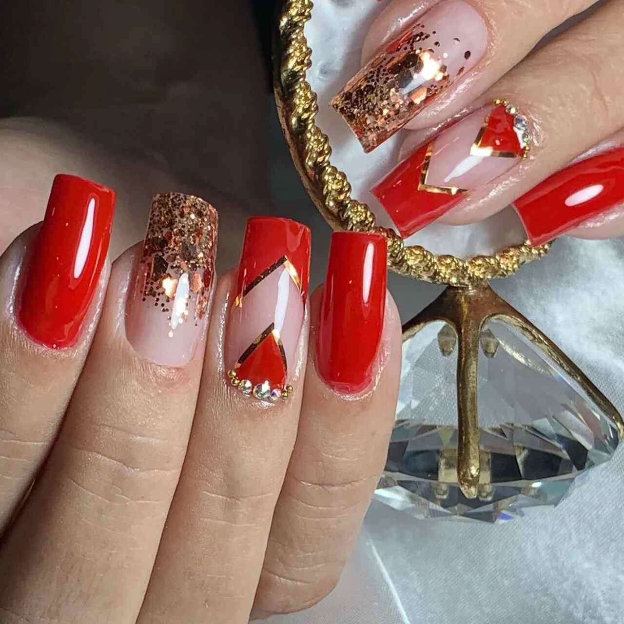 unha postiça vermelha com glitter encapsulado