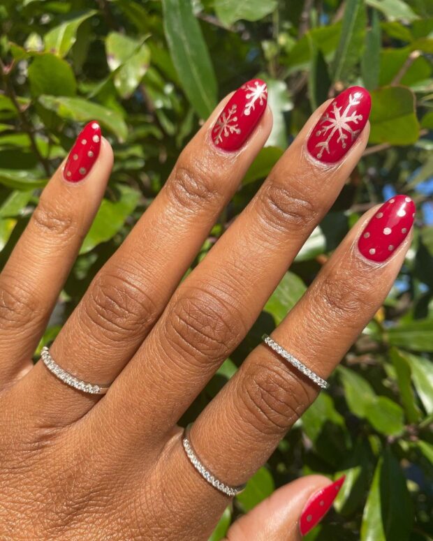 Tendências de decoração para unhas postiças vermelhas: Glitter, 3D e mais