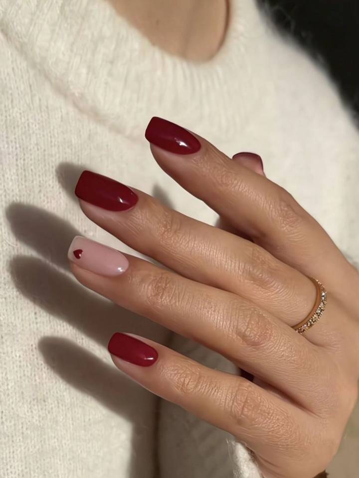 Tendências de decoração para unhas postiças vermelhas: Glitter, 3D e mais