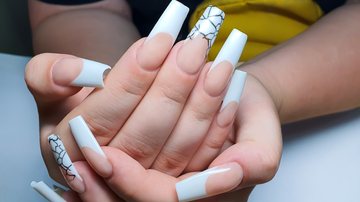 como aplicar unha postiça realista em casa