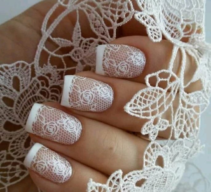 unha de noiva com pedraria discreta