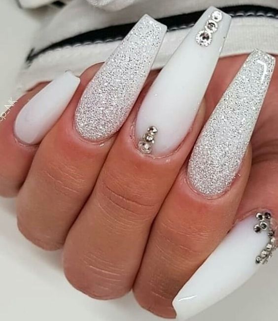 ideias unhas prata com branco para festas