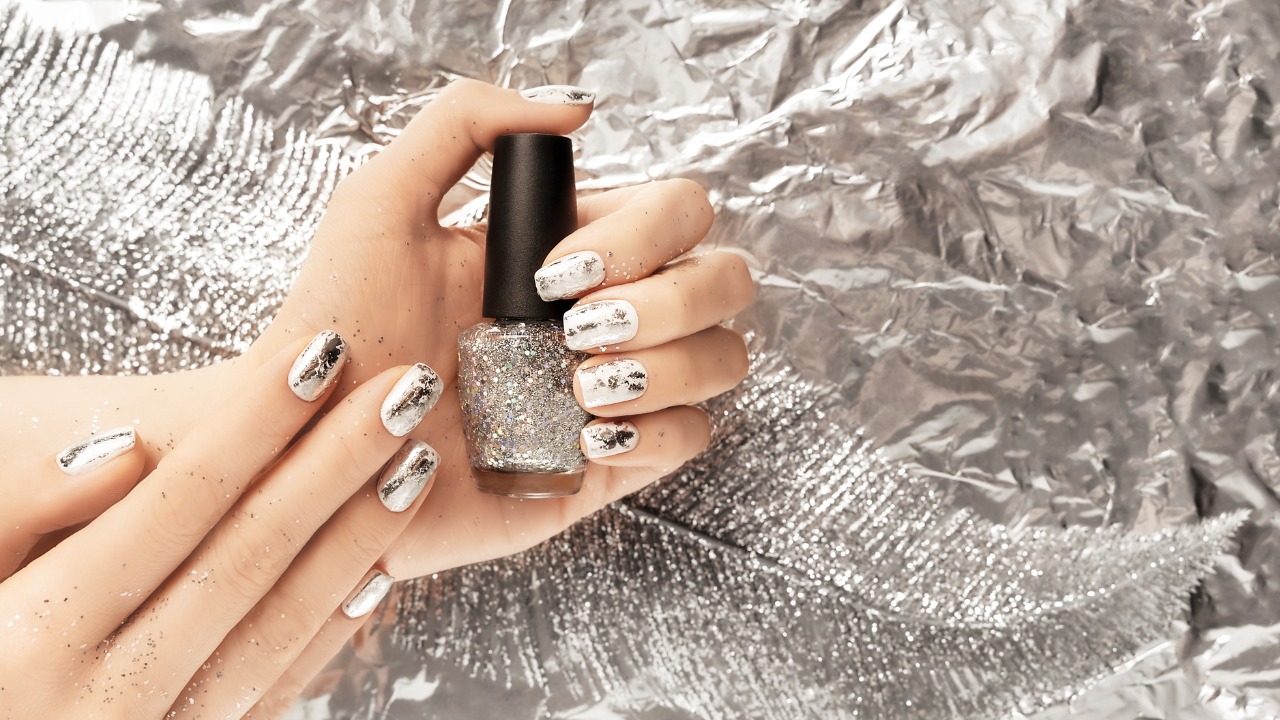 20 ideias unhas prata com glitter para festas
