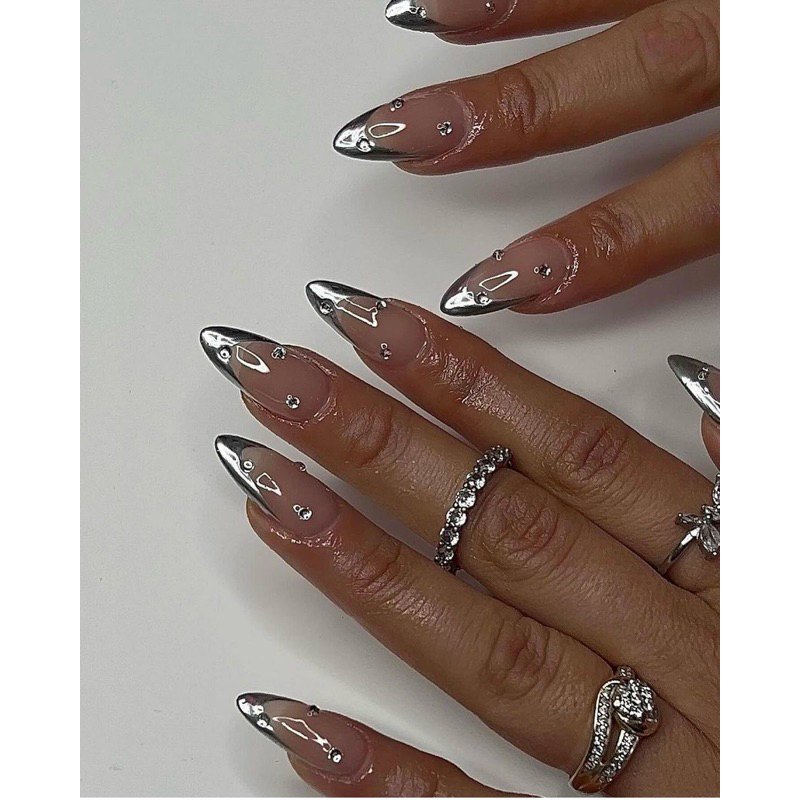 Decoração de unhas prata