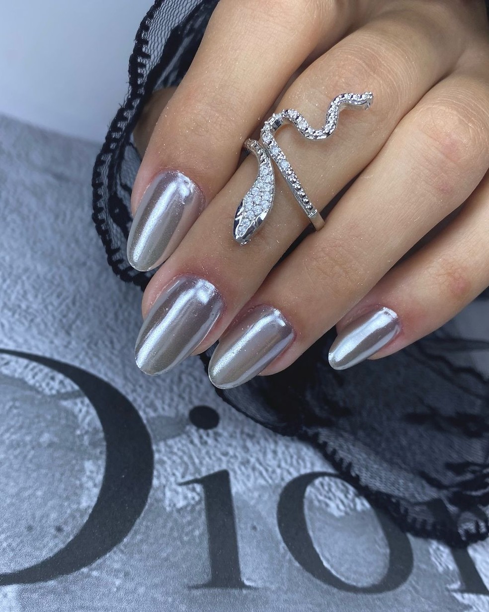 Unhas prateadas elegantes