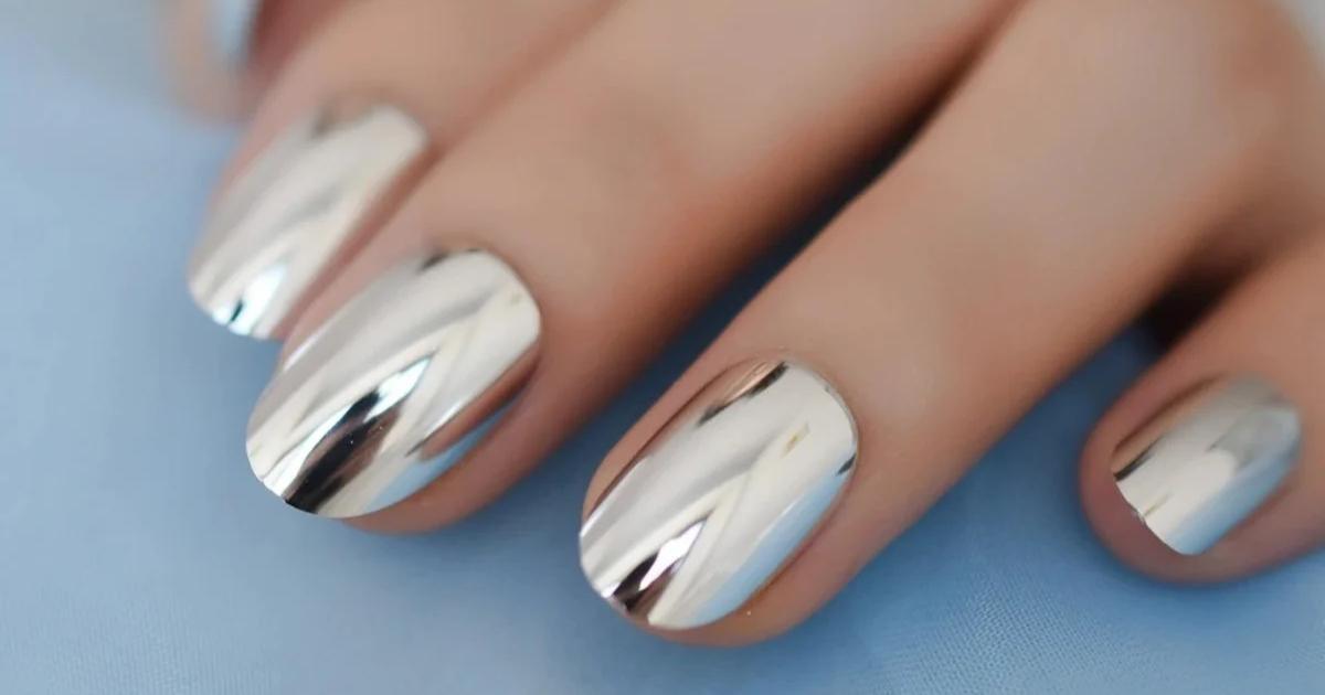 Unhas prateadas efeito espelhado