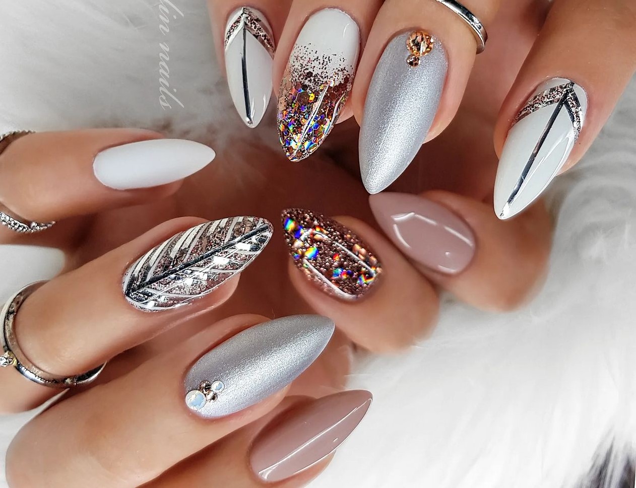 Unhas prateadas com fundo preto