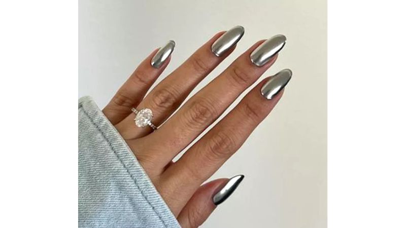 Unhas prateadas para festas