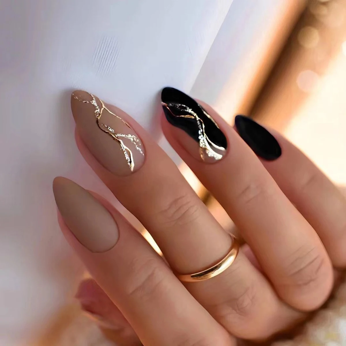 unha amendoada preta elegante