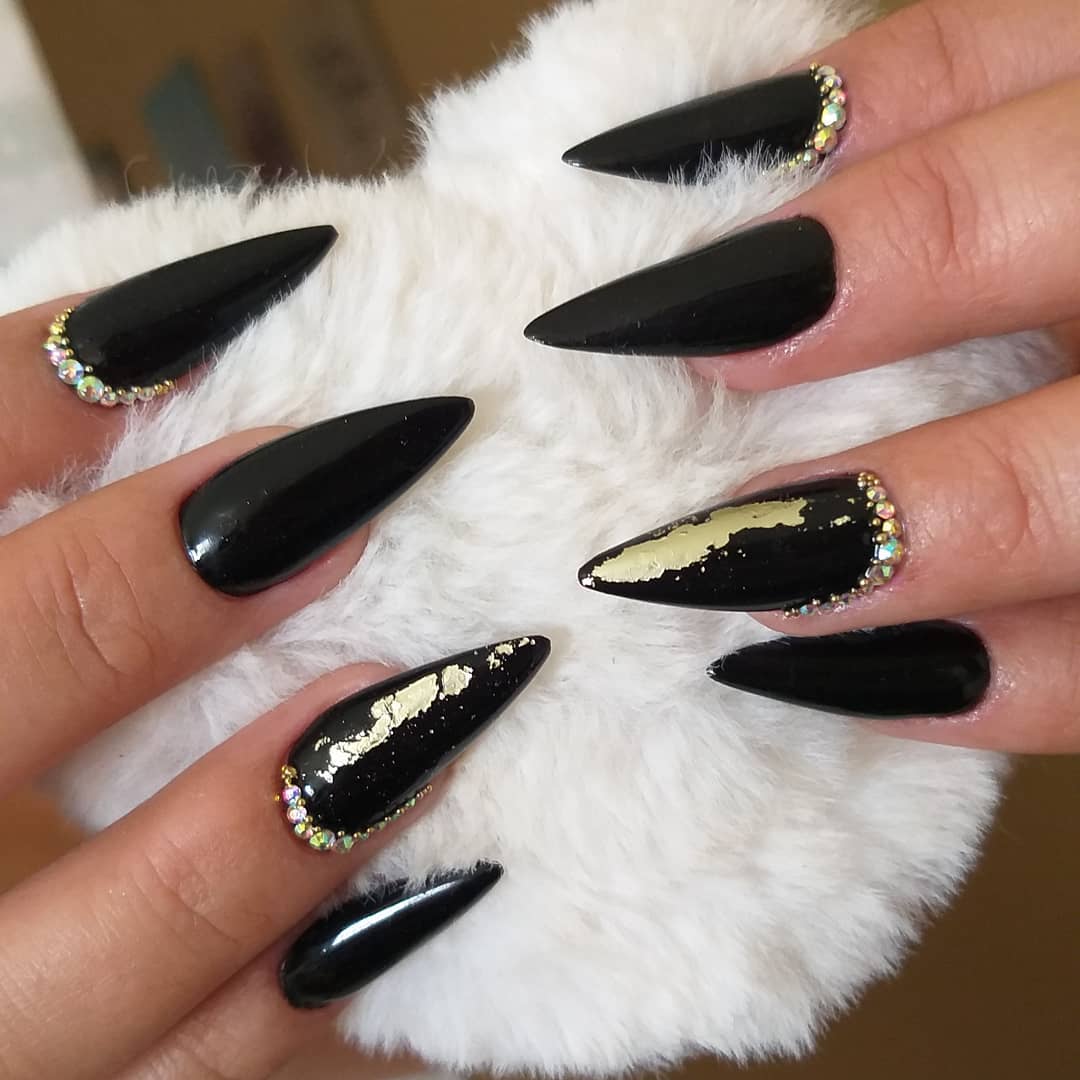 unha preta com folha de ouro em fibra de vidro