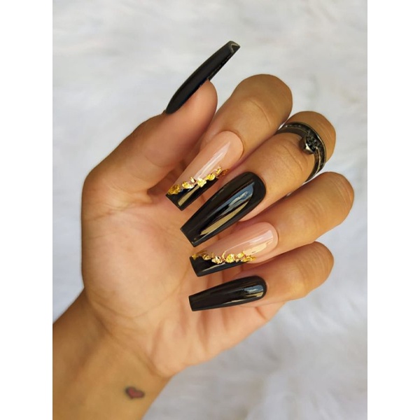 unha preta com detalhes em folha de ouro
