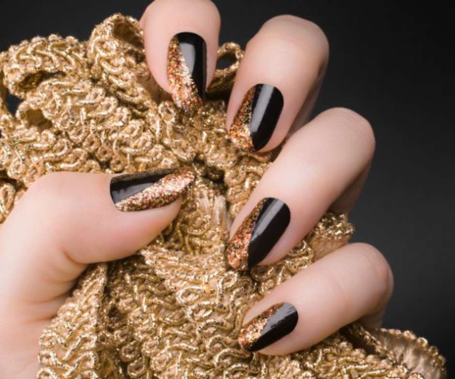 unha preta com glitter dourado