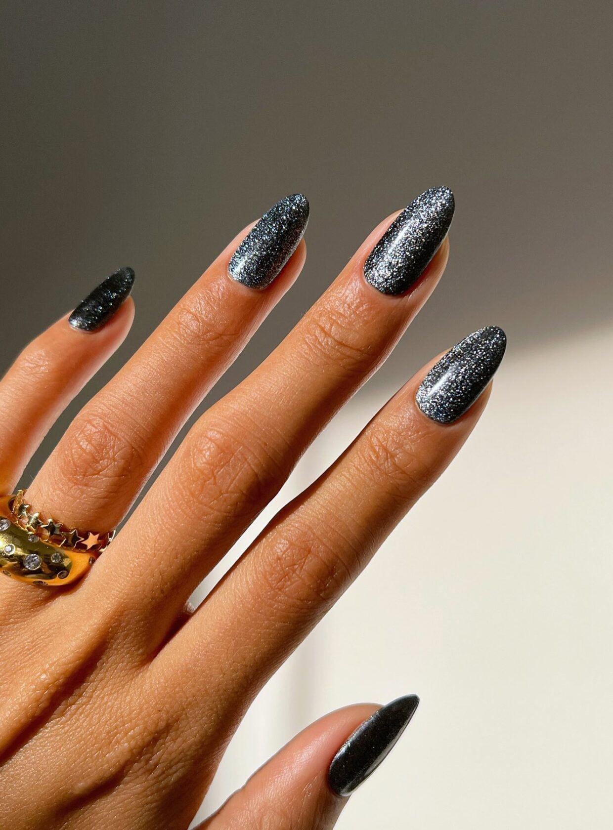 unha preta com glitter na ponta francesinha