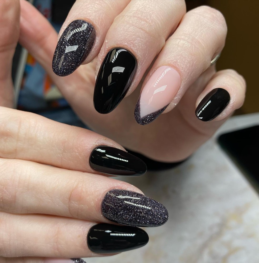 unha preta com glitter na base
