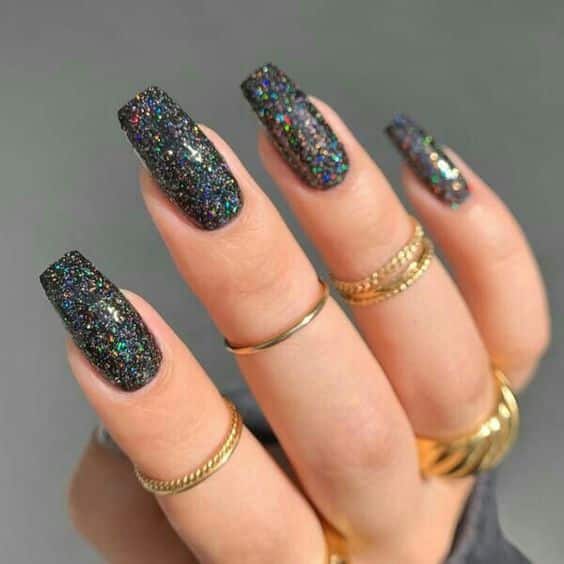 unha preta com glitter holográfico