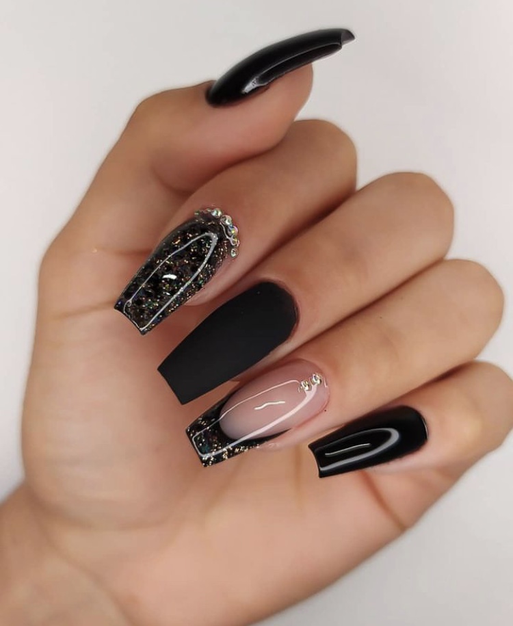unha preta com glitter dourado