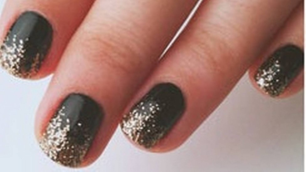 unha preta com glitter prateado